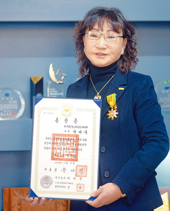 [이사람] 법무보호복지의 날 ‘국민훈장 목련장’ <주>라온엔터테인먼트 박재숙 대표