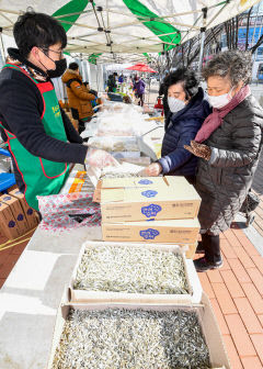 [포토뉴스] 설맞이 농·축산물 직거래 장터 운영...농협중앙회 대구지역본부