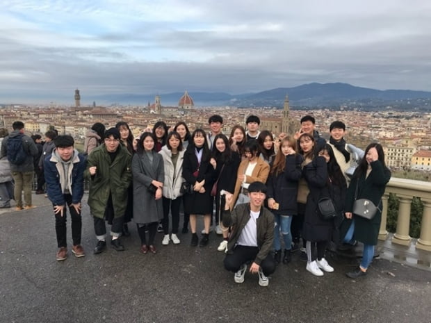 대학생 10명 중 9명이 만족한 해외탐방 프로그램은?