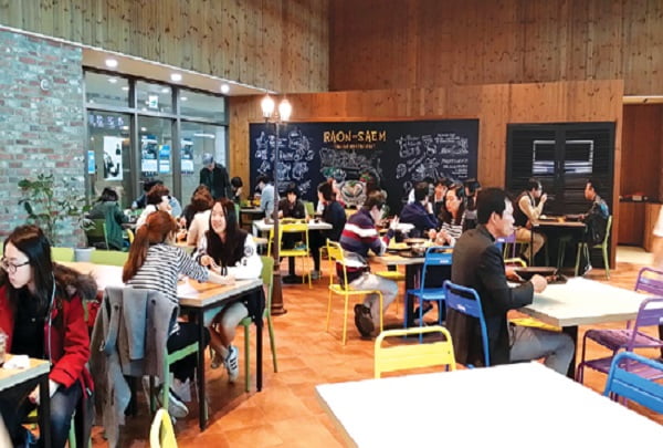 대학교 학생식당, 학생만 출입가능 vs 외부인도 출입 가능한 공간