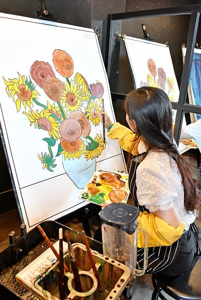 아이디어 하나로 대기업 사표 던진 20대 청년의 창업 아이템은?···커피 마시면서 그림 그리는 드로잉카페 ‘성수미술관’