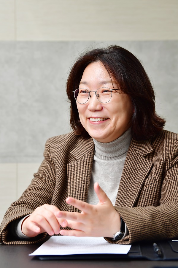 “퇴직 후 취업 원하는 시니어라면 ‘라떼는 말이야’ 내려놔야죠” 이은정 시니어앤파트너즈 대표