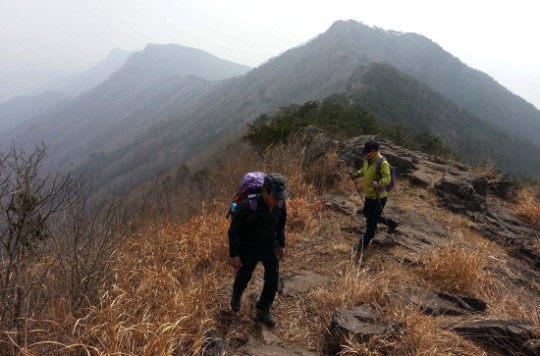암릉과 육산이 번갈아 파도치는 산의 바다