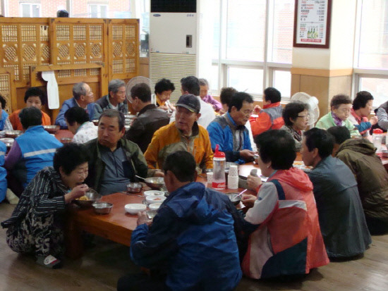 진주 망경식육식당, 6년째 효도행사