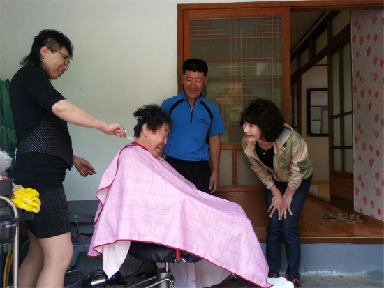 재부향우 강추자씨, 고향 합천서 무료미용봉사