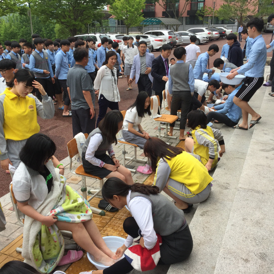 진주외고, 사제동행 세족식 실시