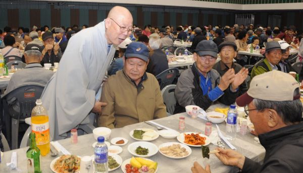 진주여래사 동봉스님, 23년째 경로잔치 마련 화제