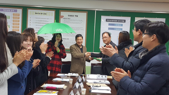 거제중앙초 운영위 양심우산 기증
