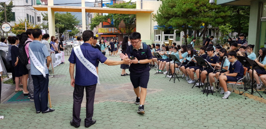 진해 석동중, 해피 허그데이 진행