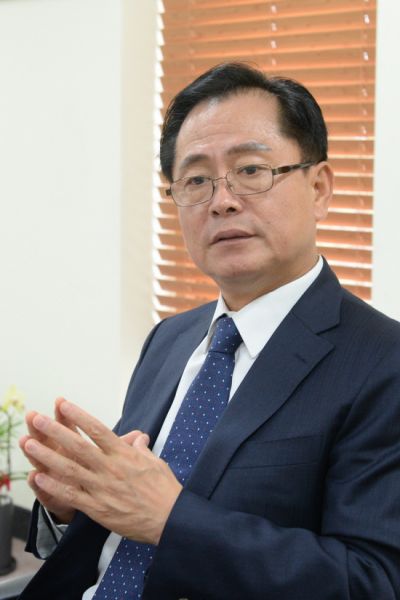 실크산업 회생위해 발이 닳도록 다니겠다