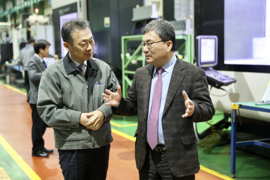 이상직 중진공 이사장, 창원 연암테크 방문