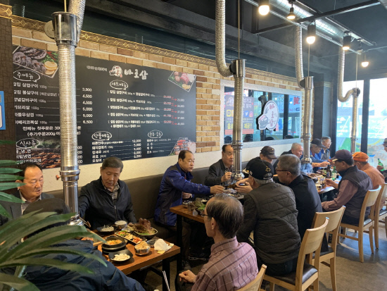 창원 자은동, 지역 어르신에 식사대접·이미용 봉사