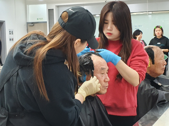 진주보건대 피부미용과 재능기부 눈길