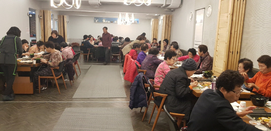 한영숙 삼도식당 대표, 홀몸어르신 식사 대접