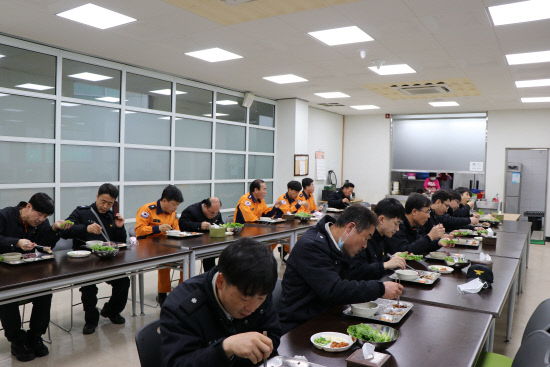 하동소방서, 구내식당 거리두기 동참
