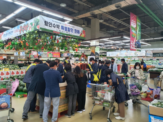 명품 함안수박 판촉행사, 서울 대형마트에서 열려