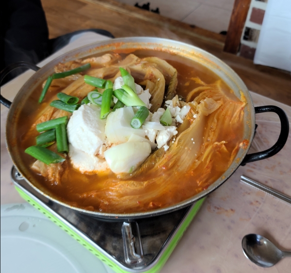 [박재현의 여행밥상]하동 김치찌개 그 칼칼한 깔끔한 맛, 천보식당식육점