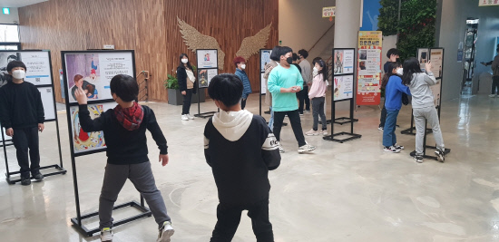 고성군, 아동학대 예방 그림 전시전 그리다, 말 상처 열려