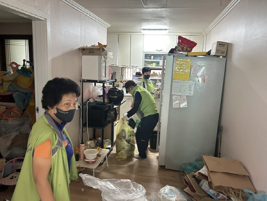 창원 풍호동자원봉사회, 주거 취약세대 사랑의 집 청소 지원