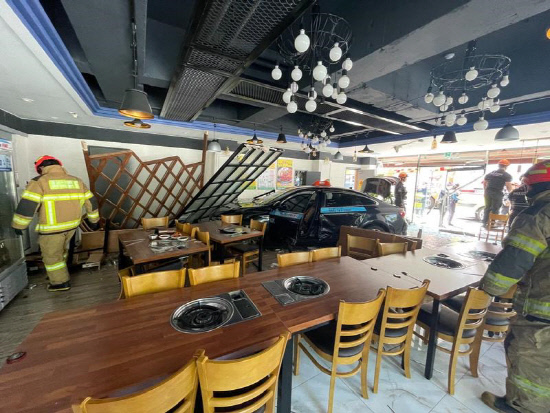 진주서 택시 식당 돌진 3명 부상