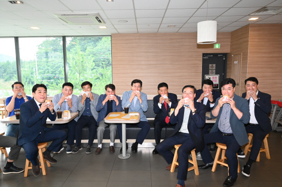 고추 버거 먹어보니 진주 고추 맞네예