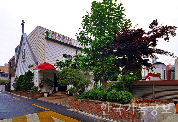 지역과 함께 조화이루며 영적 안식처 역할