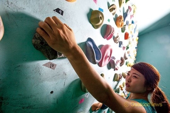 다리에 힘을 빡! 손은 홀드를 향해 쭉!