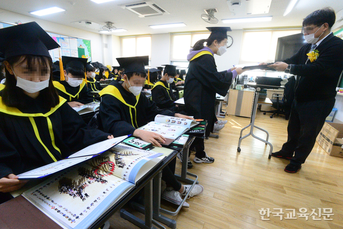 개학 코앞인데…방역물품 조달에 현장 ‘빨간불’