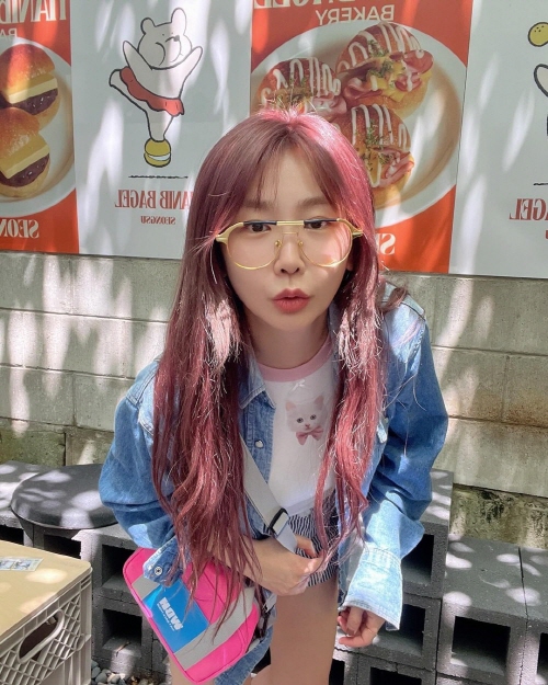 브라운아이드걸스 제아, 성수동 카페 한입 베이글 방문 사진 공개