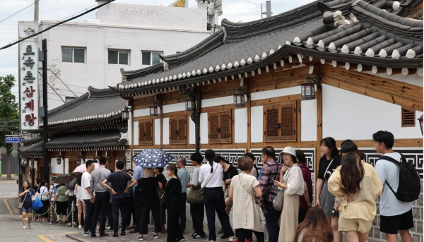 명가 토속촌 삼계탕, 벽에 낀 채 죽어가는 고양이...벽 헐고 살렸다