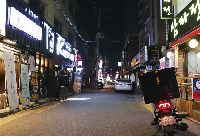 [르포] 코로나19 직격탄 맞은 대학가 골목 상권 | “오늘 첫 손님이에요”…매출 90% 급감, 줄폐점 공포