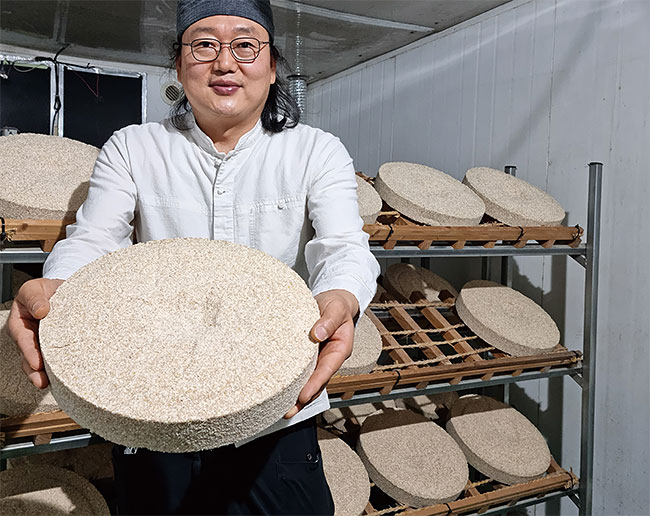 [박순욱의 술기행 | 청명주 출시한 ‘한영석의 발효연구소’ 한영석 대표] “자연 발효 누룩으로 만든 약주, 맛보세요.”