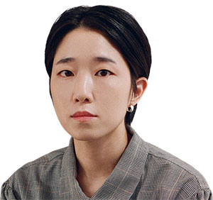 [김진영의 사진집 이야기 <63> 셀린 마치뱅크의 ‘엄마의 부엌에 온 낯선 사람(A Stranger in My Mother’s Kitchen)’] 떠나보낸 엄마의... 