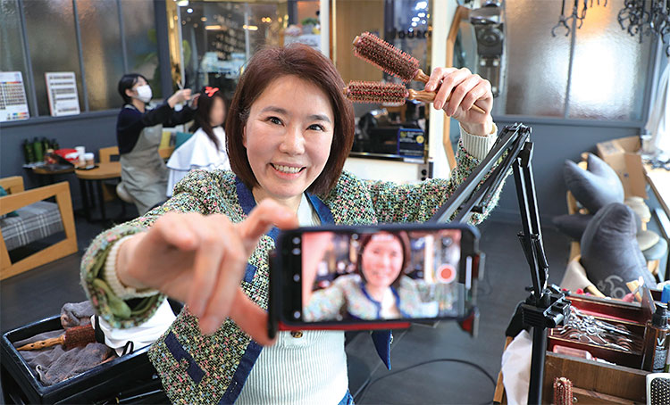 [Interview] 유튜버로 제2 인생 도전 20년 차 미용사 크리에이터 서은아 | “뉴진스부터 임영웅까지 50대도 ‘숏폼’ 어렵지 않아요”