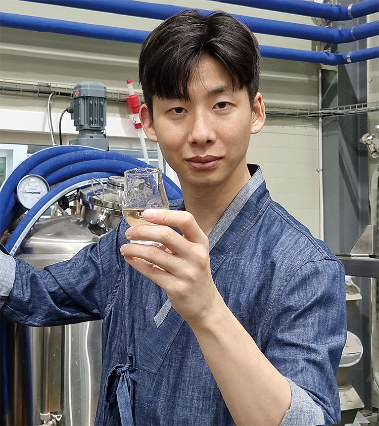 [박순욱의 한국술 탐방 | 쌀 소주 양조장 화심주조 오수민 대표] 구운 쌀 첨가로 피트 향 나는 쌀 소주…구수한 누룽지 맛이 일품