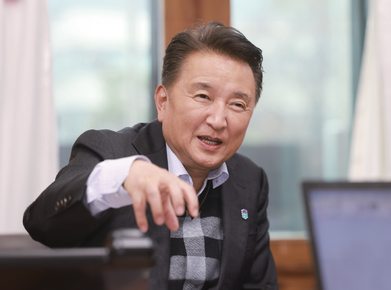 [Interview] 김영환 충북도지사 | “중부 내륙 투자·개발 늘면 한국 GDP 5% 성장 가능”