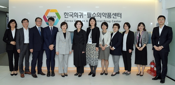이의경 식약처장, 희귀·필수의약품센터 방문