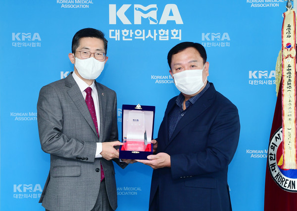 의협, 나눔아너스 3호 대산기업 오종택 회장에게 감사패 전달
