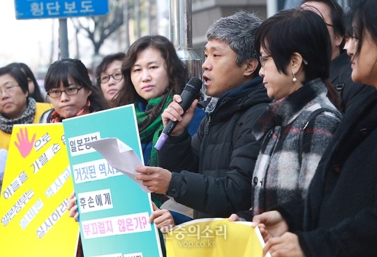 [포토] 규탄 발언하는 조선학교와 함께하는 사람들 몽당연필 김명준 감독