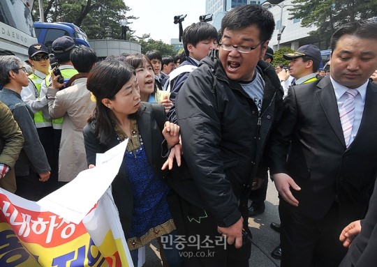 [포토] 사내하청 대책위 밀치는 현대기아차 용역들