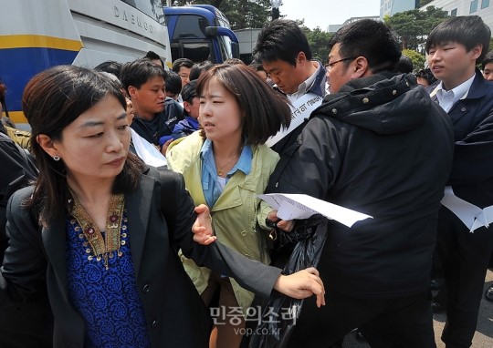 [포토] 기자회견 참가자들 밀치며 들어오는 현대기아차 용역들