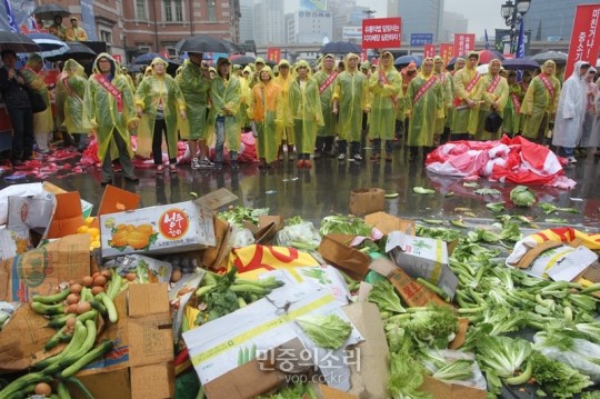 [포토] 농산물 버린 대형마트 유통업자들