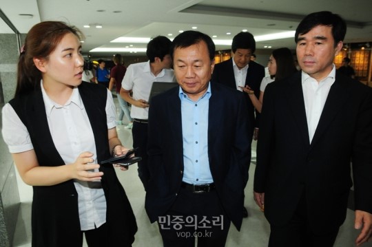 [포토] 기자들 질문 받는 개성공단 기업주들