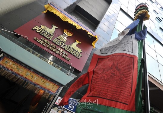 유죄 판결에 귀화 거부당할까 걱정하는 소설 ‘나마스테’ 실제 주인공