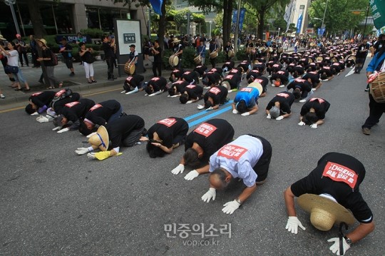 삼보일배하는 농민들과 이정희 대표 [포토]
