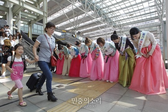 귀성객들에게 인사하는 코레일 유통 직원들 [포토]