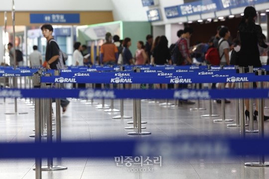 아직은 한적한 서울역 열차표 매표소 [포토]