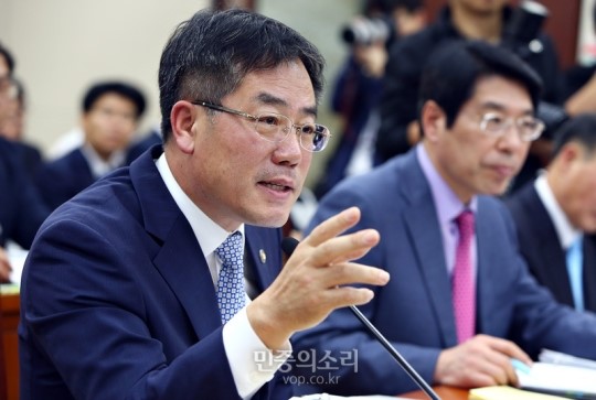 질문에 답하는 정승 식품의약품안전처장 [포토]