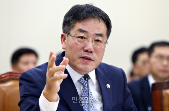 질문에 답하는 정승 식품의약품안전처장 [포토]