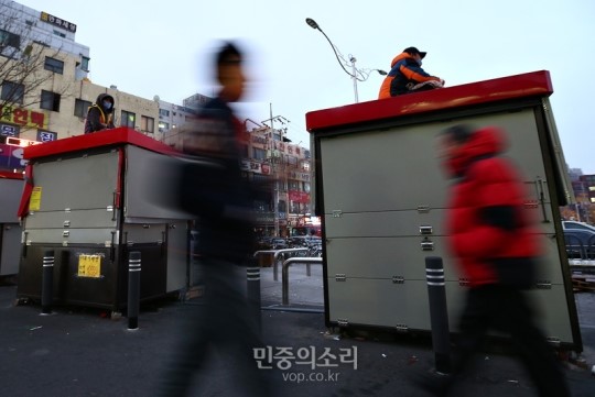 노점 단속에 항의하는 동암역 노점상인들 [포토]